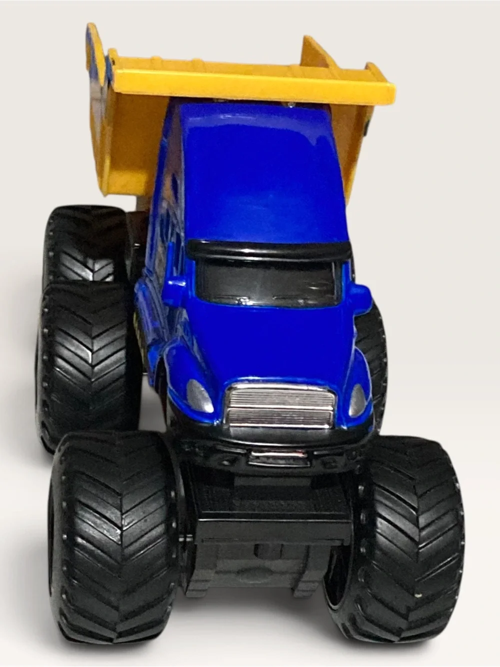 Maisto Diecast Metal Quarry Monsters Blue & Yellow Dump Truck Motorized Toy